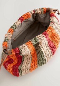 Sac à main tissé multicolore avec des rayures orange, rouge, beige et vert, ouverture supérieure montrant une doublure en tissu beige et une poche intérieure zippée.
