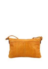 Leder-Crossbody-Tasche in lebhaftem Orange. Sie zeichnet sich durch eine weiche Textur, minimalistisches Design und einen verstellbaren Riemen aus, mit Nähten entlang der Kanten.