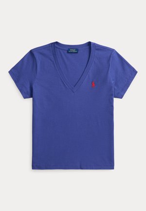 Blå kortermet V-hals T-skjorte med rød Polo Ralph Lauren-logo brodert på brystet, vist flatt på hvit bakgrunn.