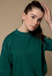 Groene katoenen sweatshirt met een ronde hals, voorzien van borduursel op de borst en losse, cropped mouwen. Soepele textuur.