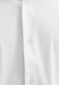 Camicia bianca con collo a punta e una finitura liscia e testurizzata. Presenta più bottoni e un design classico del collo. Vestibilità sartoriale.