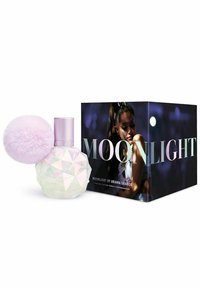 Moonlight parfym av Ariana Grande i en klar, facetterad flaska med ett lavendelfärgat pom-pom-lock, tillsammans med en svart låda med silvertext.