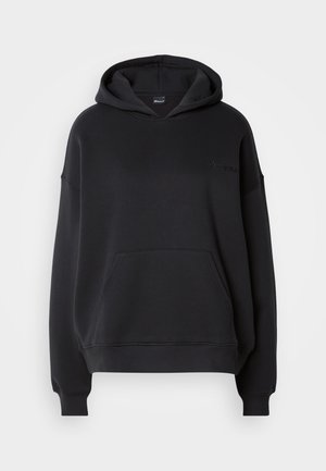 Felpa nera realizzata in tessuto misto cotone. Presenta una tasca frontale, cappuccio con coulisse e polsini a coste. Dettaglio del logo discreto sul petto.
