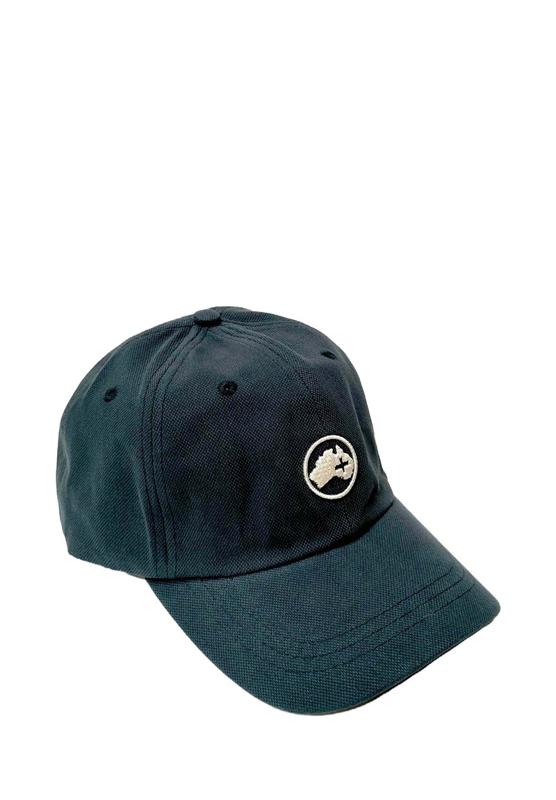 Gorra de algodón azul oscuro con visera curvada y un logotipo circular bordado que presenta un mapa estilizado. Tejido texturizado con detalles de costura.
