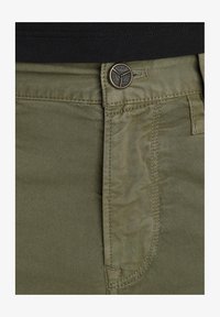 Vybráno, deep lichen green