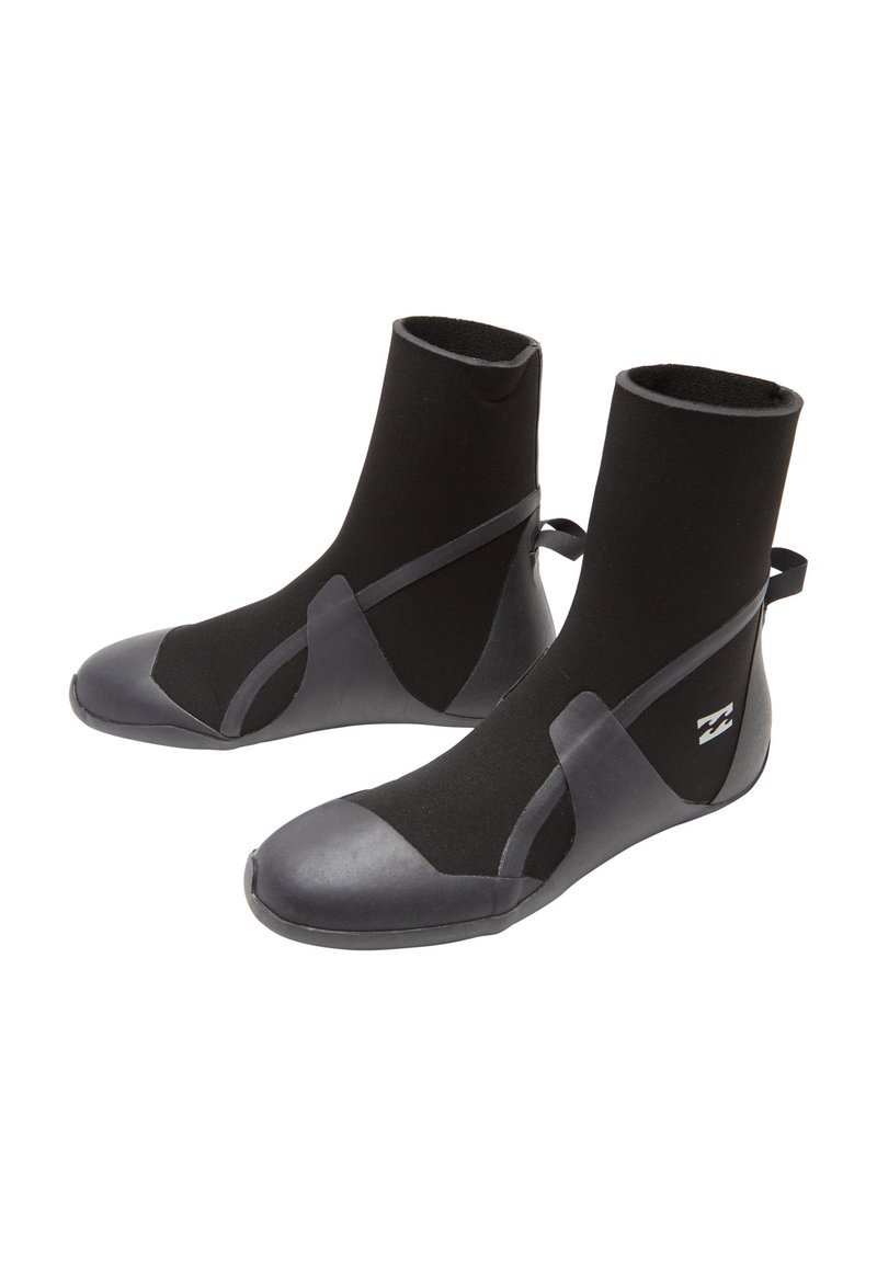 Para czarne buty wodne z neoprenu z gumowymi podeszwami i czubkami, zaprojektowane do sportów wodnych, z widocznie umieszczonym logo z boku i uchwytami do zakupu.