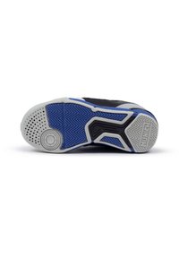 Suela de zapatilla deportiva negra con un diseño de goma patrón, que presenta acentos en azul y gris, surcos texturizados y elementos de agarre en forma de círculo.