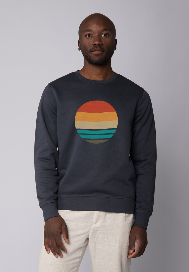 Marine sweatshirt met een ronde graphic met horizontale strepen in oranje, geel, beige en teal. Geribbelde manchetten en kraag.