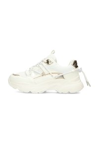 Des chaussures de sport blanches présentent des matériaux en maille et synthétiques, des accents métalliques dorés, des surfaces texturées et une semelle épaisse avec une languette.