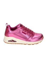 Zapatilla metálica rosa con diseño perforado, cuello acolchado y suela de goma. Cuenta con amortiguación de aire y una plataforma blanca en contraste.