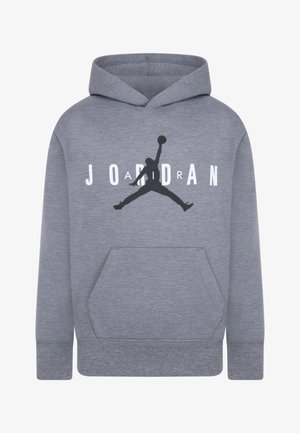 Sudadera gris con un bolsillo canguro, que presenta un logo Jumpman negro y "JORDAN" en letras blancas en negrita en el pecho. Material de algodón.