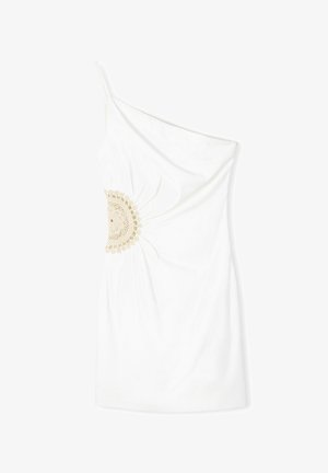 Biała sukienka na jedno ramię z bawełny, z teksturowanym akcentem z szydełkowania w talii i delikatnym marszczeniem po jednej stronie.