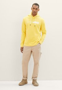 TOM TAILOR Jersey con capucha - sunny yellow