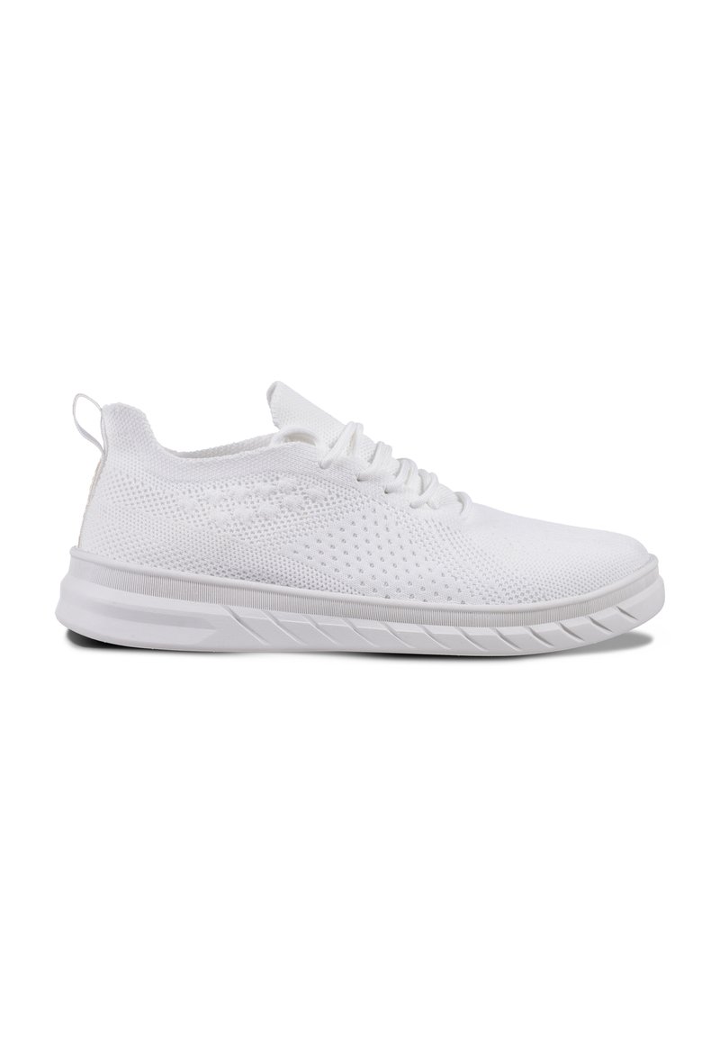 Weiße Sportschuhe aus atmungsaktivem Mesh-Material, mit flacher Gummisohle und Schnürdesign sowie einer strukturierten Oberseite.