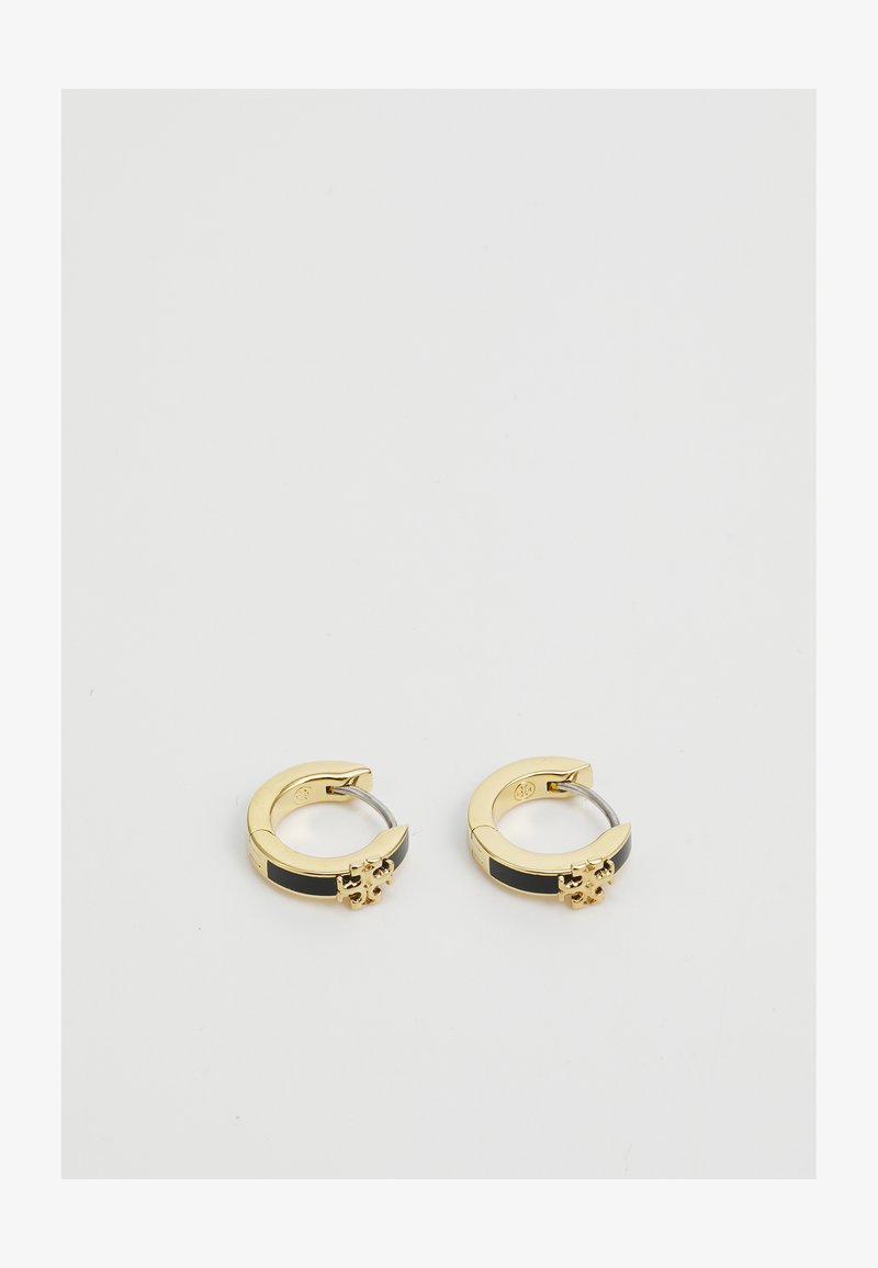 Brincos em forma de argola dourada com um detalhe preto e uma decoração floral. Forma circular com acabamento polido e fecho seguro.