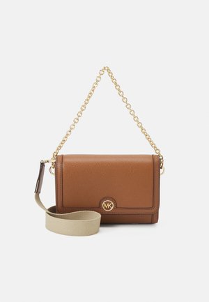 Bruine leren crossbodytas met gouden kettingriem, beige stoffen schouderriem en een rond gouden MK-logo op de voorslag.