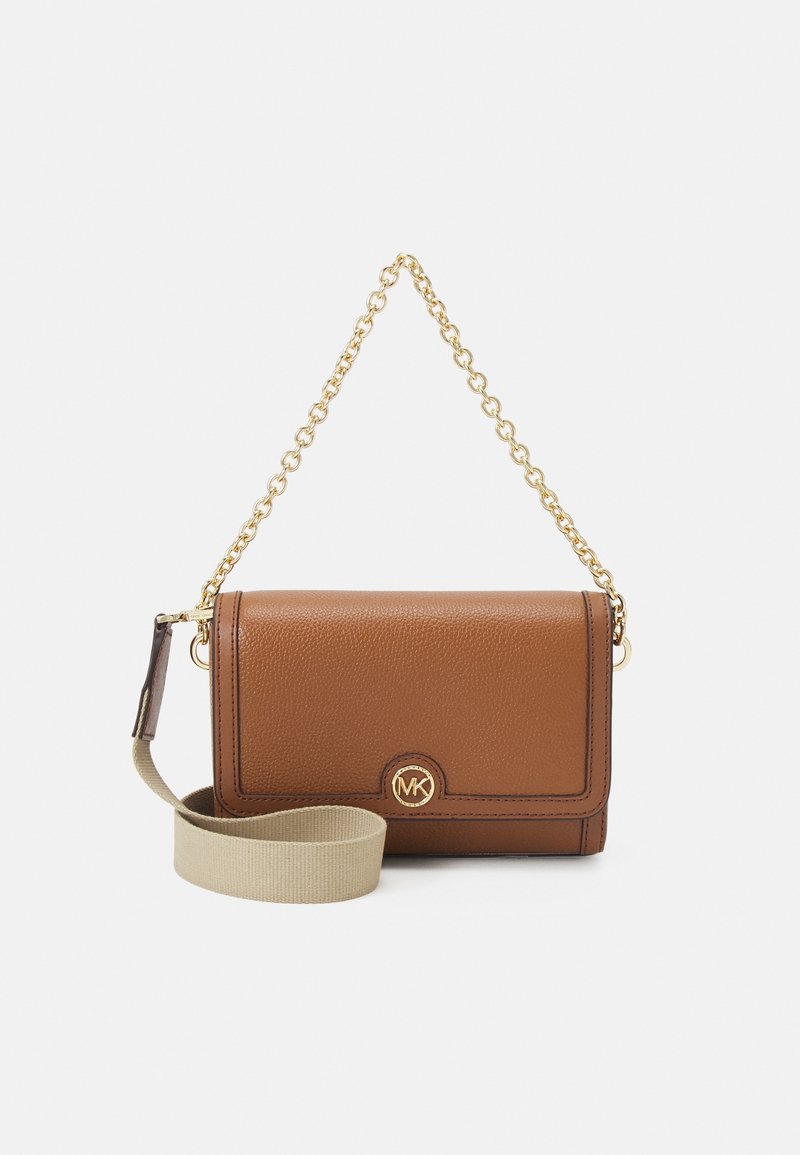 Sac bandoulière en cuir marron avec sangle chaîne dorée, bandoulière en tissu beige et logo MK rond doré sur le rabat avant.