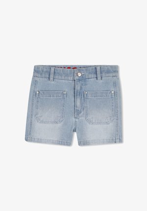 Lichtblauwe denim shorts met een vijfzakkenontwerp, een knoopsluiting en contrasterende stiksels. Het materiaal heeft een zachte, versleten textuur.