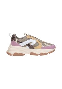 Stevige sneaker in beige, roze suède, witte accenten en bruine slangenprint met dikke witte zool en beige veters.