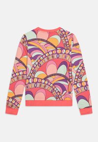 Sudadera de mangas largas con un vibrante patrón retro que presenta grandes arcos y óvalos en tonos de coral, rosa, púrpura, naranja y verde menta.