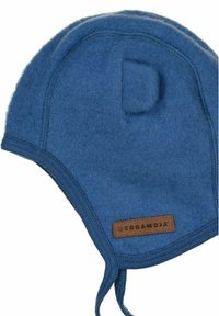 Sininen villamyssy, jossa korvasuojukset, nahkainen logopatch ja leuan alle solmittavat nauhat varmistamaan hyvän istuvuuden. Pehmeä, teksturoitu viimeistely.