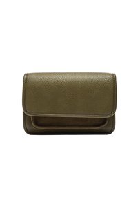 Zielona skórzana kopertówka w odcieniu oliwkowym, z teksturowanym wykończeniem, wyposażona w zapięcie na klapę oraz małą zewnętrzną kieszonkę z przodu. Gładkie wykończenie wnętrza.