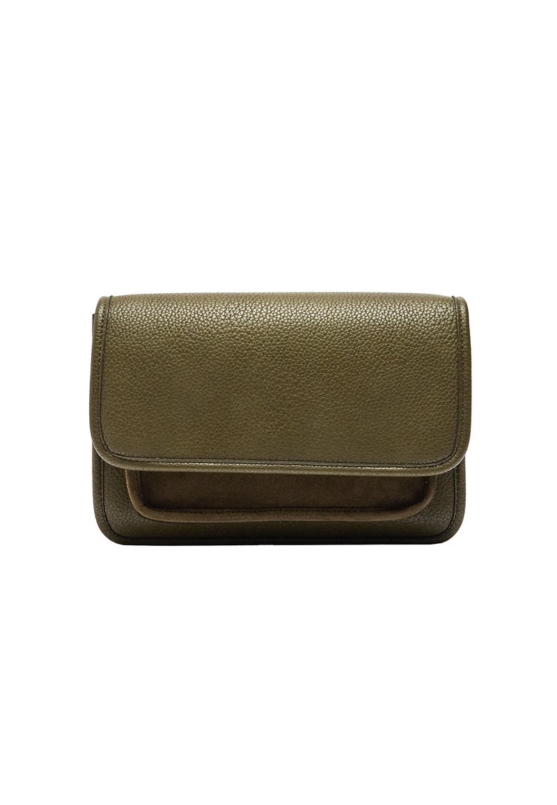 Zielona skórzana kopertówka w odcieniu oliwkowym, z teksturowanym wykończeniem, wyposażona w zapięcie na klapę oraz małą zewnętrzną kieszonkę z przodu. Gładkie wykończenie wnętrza.