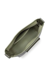 Borsa a tracolla in pelle verde testurizzata con chiusura a zip, dotata di una tasca interna e accenti lisci. I dettagli includono un manico cilindrico.