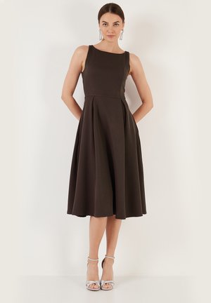 REGULAR FIT - Dnevna haljina - brown
