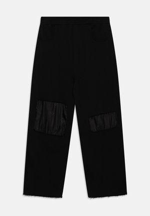 Pantaloni negri cu picioare largi, confecționați dintr-un material cu o textură moale. Prezintă două petice din material pe față cu un model brodat și margini desfăcute.