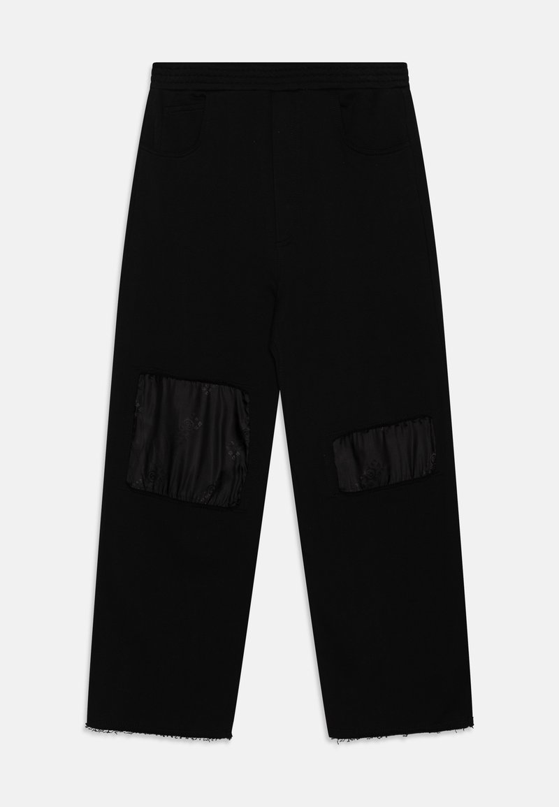 Pantaloni neri a gamba larga realizzati in un tessuto con una finitura morbida e testurizzata. Presentano due toppe in tessuto sul davanti con un motivo ricamato e orli sfrangiati.