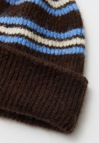 Brown knitted beanie with horizontal stripes in light blue and cream. Ribbed texture at the cuff, soft wool-like material.