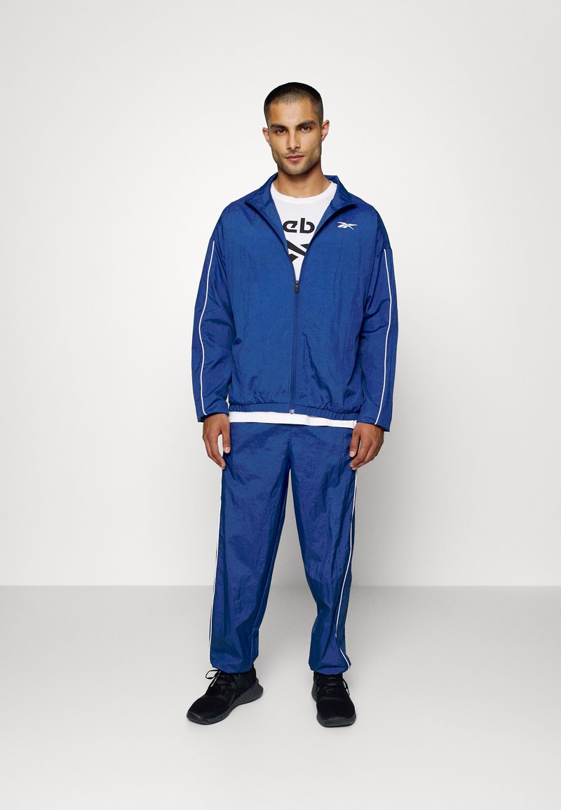 Herren Trainingsanzüge | Reebok WOR Trainingsanzug batik blue/blau - DN91677 Herren Trainingsanzüge | Reebok WOR Trainingsanzug batik blue/blau - DN91677