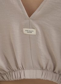 Calliope SCOLLO A V - Camicetta - tortora