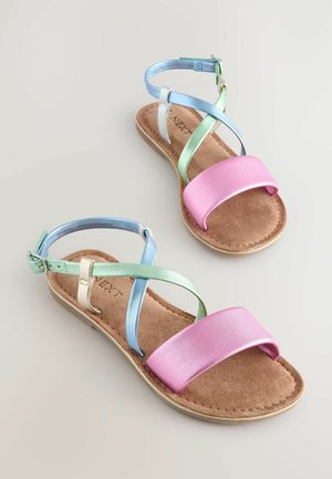 Multicolor sandále s ružovým saténovým popruhom, modrými a zelenými prekryvnými popruhmi a textúrovanou hnedou podrážkou. Súčasťou je nastaviteľný členkový popruh.