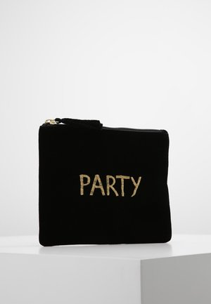 Pochette rectangulaire noire avec une fermeture éclair dorée et le texte brodé en or "PARTY" à l'avant, posée sur une plateforme blanche.
