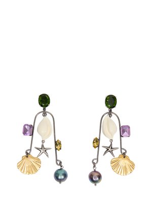 Srebrne kolczyki z zielonymi, fioletowymi i żółtymi kamieniami, z ozdobami w postaci złotej muszli, białej muszli, rozgwiazdy i ciemnych, iryzujących pereł.