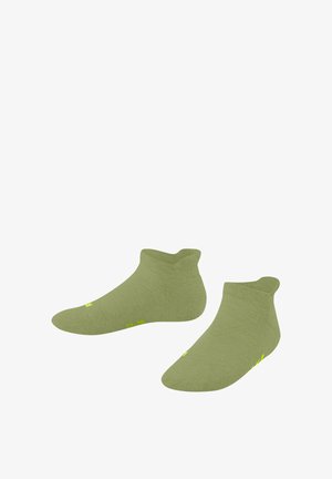 Een paar lage, olijfgroene sportsokken met subtiele gele accenten op een witte achtergrond.