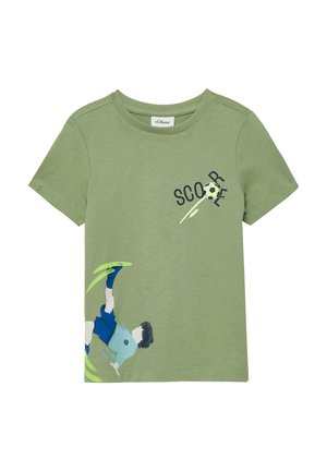 Jasnozielona koszulka z krótkim rękawem z nadrukiem piłkarza kopiącego piłkę oraz napisem "SCORE" na przodzie.