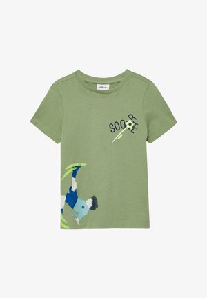 Jasnozielona koszulka z krótkim rękawem z nadrukiem piłkarza kopiącego piłkę oraz napisem "SCORE" na przodzie.