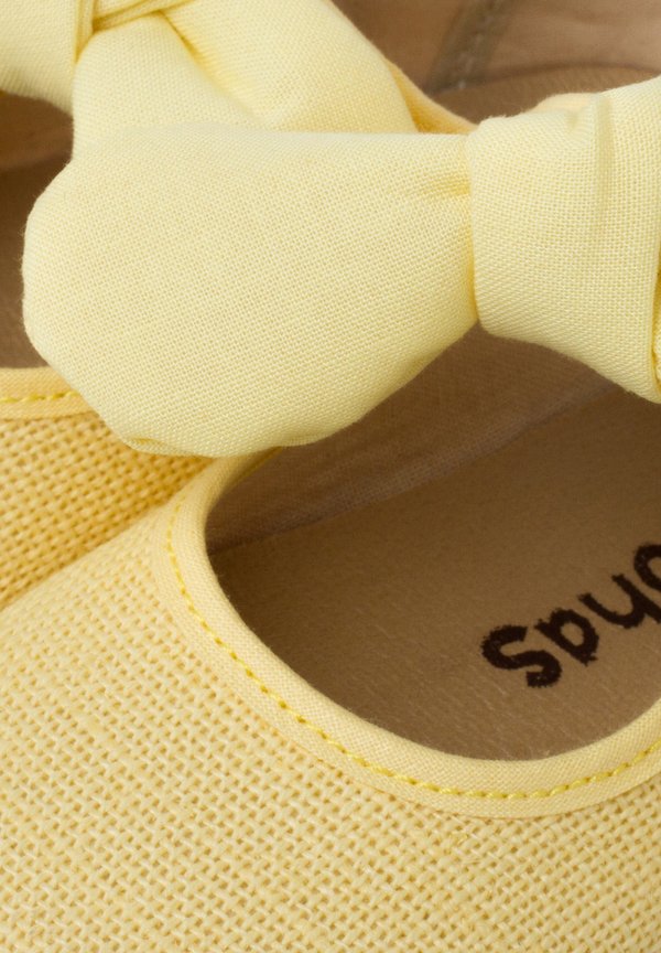 MERCEDITAS LAZO Y CIERRE ADHERENTE – Lauflernschuh – amarillo