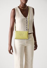 Pinko - FLAT HORIZONTAL MINI SETA LOGO RILIEVO - Cross body bag - lime/antique gold-coloured Thumbnail Image 1