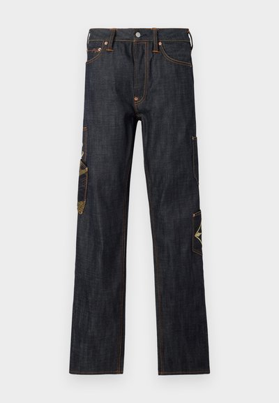 Jean en denim foncé avec une coupe droite, des coutures orange, des poches avant et une pièce décorative sur les poches latérales.