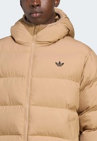 adidas Originals COMMERCIAL PUFF - Vinterjakker - cardboard