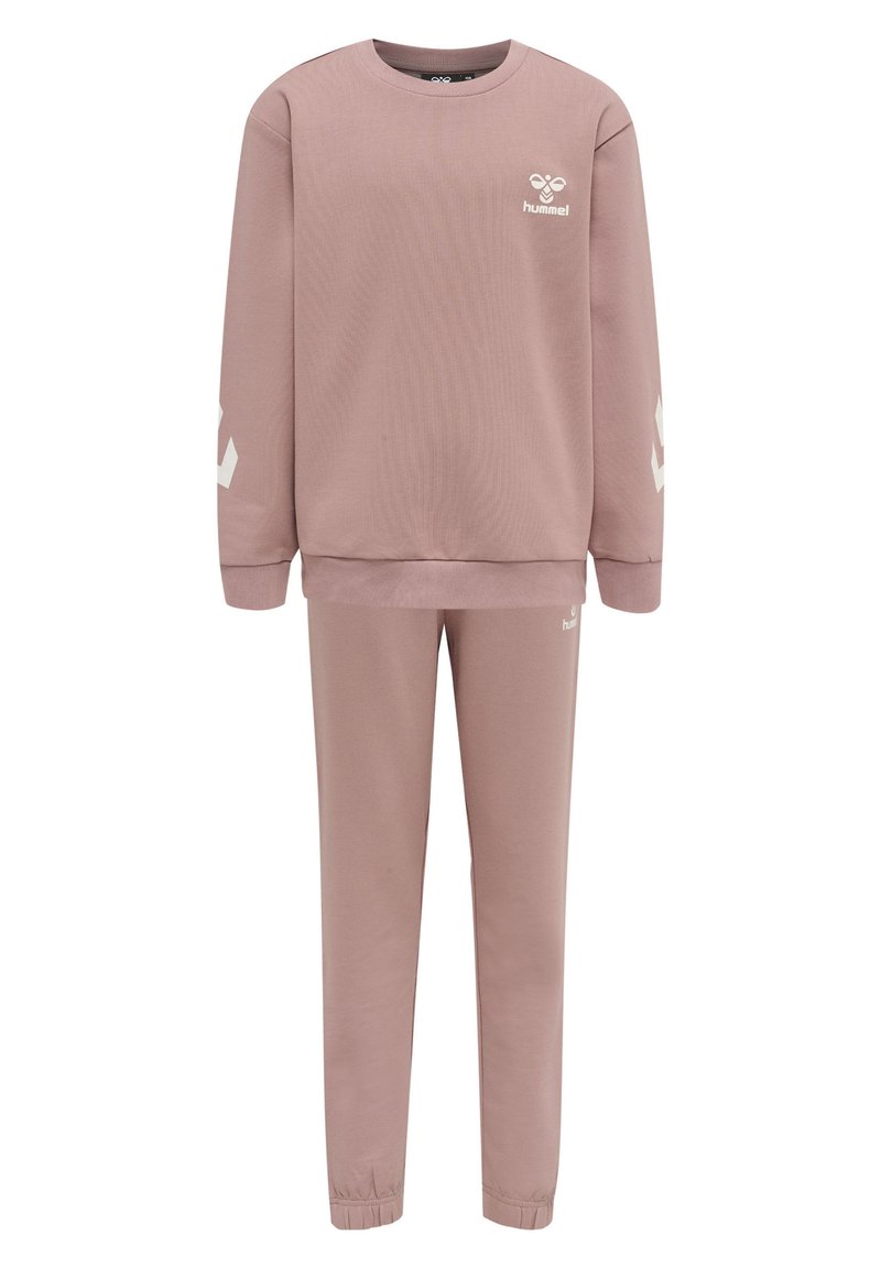 Jasnoróżowy sweatshirt i dopasowane spodnie dresowe z miękkiego materiału. Posiada logo na klatce piersiowej oraz kontrastowe detale logo na rękawach.