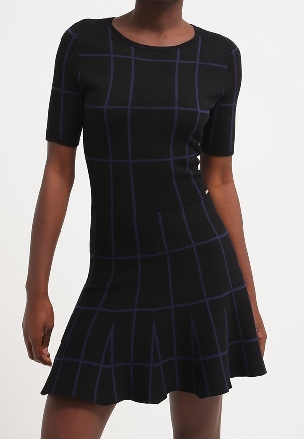 Abito in maglia nera con maniche corte, corpino aderente e gonna svasata. Presenta un motivo a griglia blu navy a contrasto su tutta la superficie.