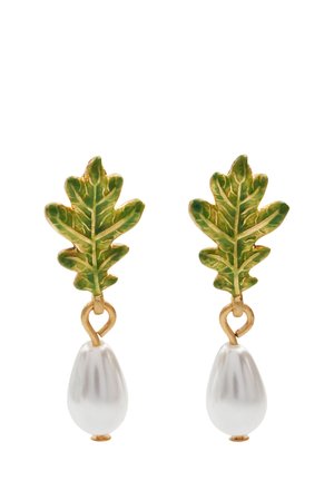 Boucles d'oreilles dorées présentant des accents en forme de feuilles vertes et des gouttes de perles blanches, mettant en valeur un aspect brillant et des détails raffinés.