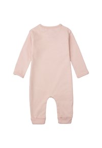 Różowy prążkowany niemowlęcy kombinezon z długimi rękawami, okrągłym dekoltem i elastycznymi mankietami na kostkach. Gładka tekstura, bez dodatkowych wzorów czy elementów metalowych.