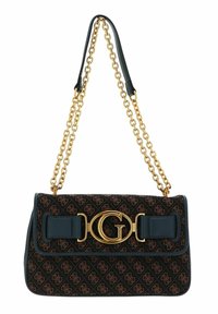 Brun mønstret håndtaske med en guldkæde-strop og læderdetaljer. Har et fremtrædende guldlogo på forsiden og en struktureret form.