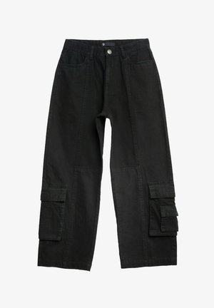 Czarne spodnie cargo wykonane z trwałego materiału, charakteryzujące się luźnym krojem, wieloma kieszeniami oraz prostymi nogawkami z zapięciem na guziki z przodu.
